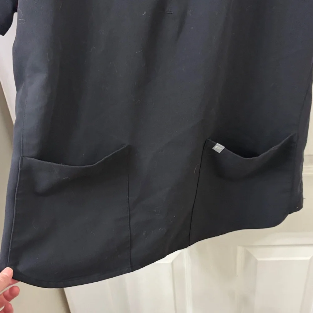 Fabletics Black Scrub Set - Picture 3 of 12